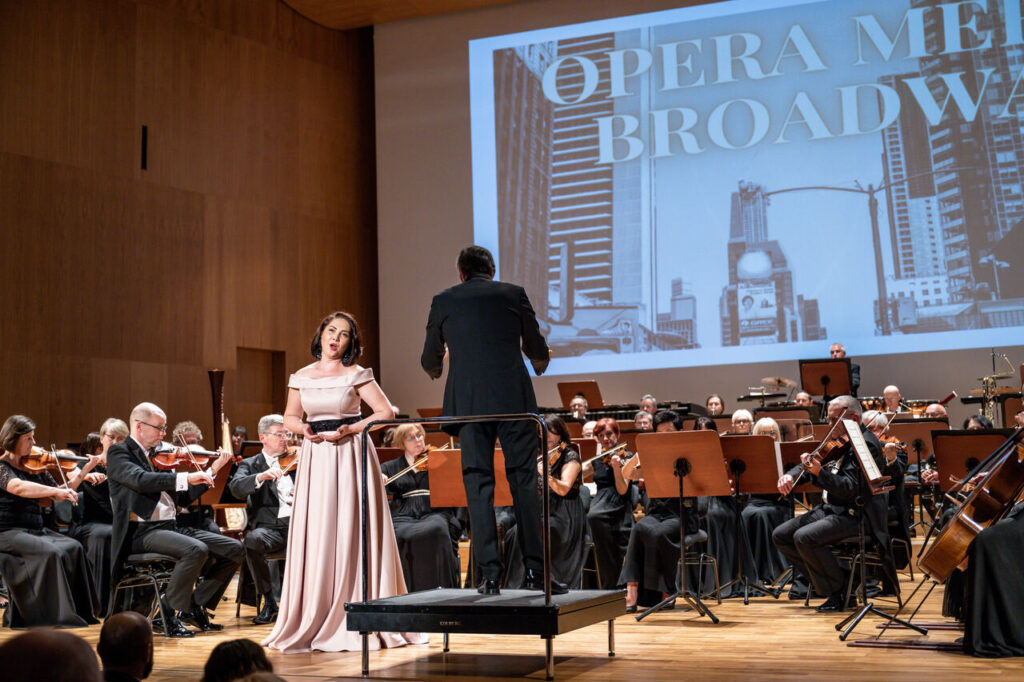 Diana Tugui (sopran) oraz Orkiestra Symfoniczna Filharmonii Podkarpackiej pod dyrekcją Davida Gimeneza