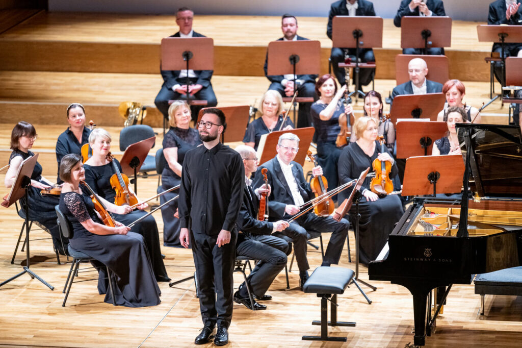 Mihai Diaconesu (fortepian) oraz Orkiestra Symfoniczna Filharmonii Podkarpackiej