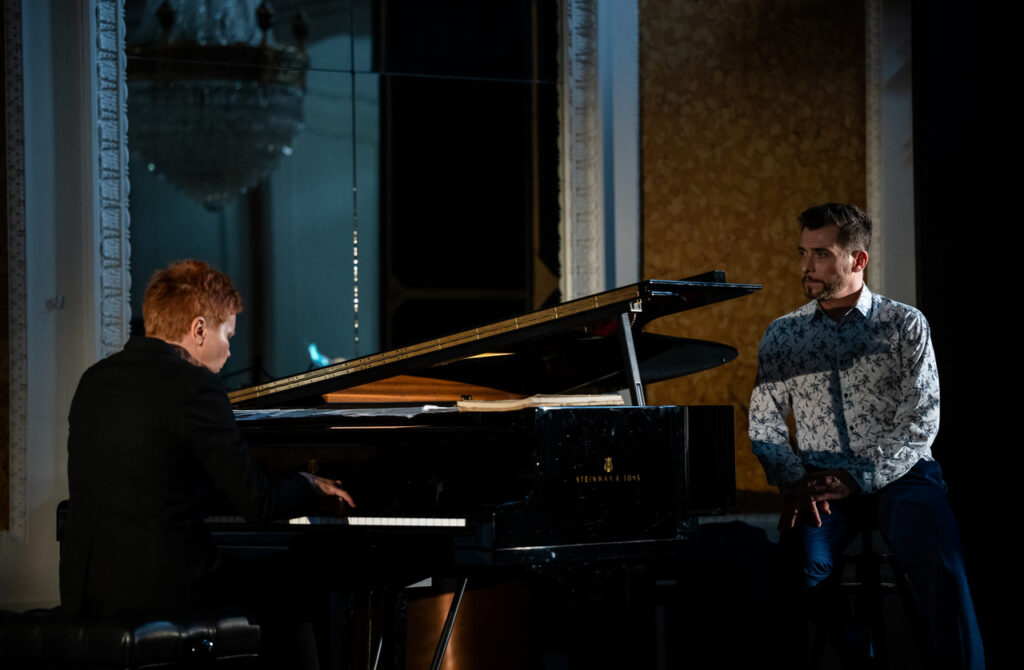 Od lewej: Lena Ledoff (fortepian) i Kacper Kuszewski (aktor) podczas spektaklu &quot;Pani Pylińska i sekret Chopina&quot;