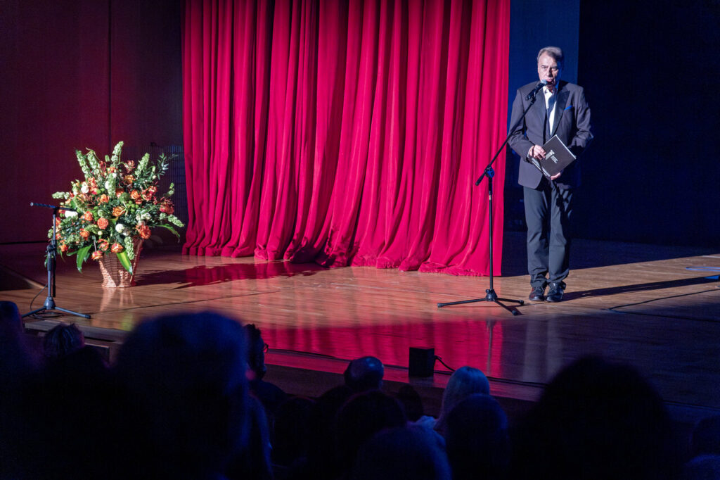 Paweł Sztompke w czasie zapowiedzi koncertu Paula Younga ( w ramach 64. Muzycznego Festiwalu w Łańcucie)