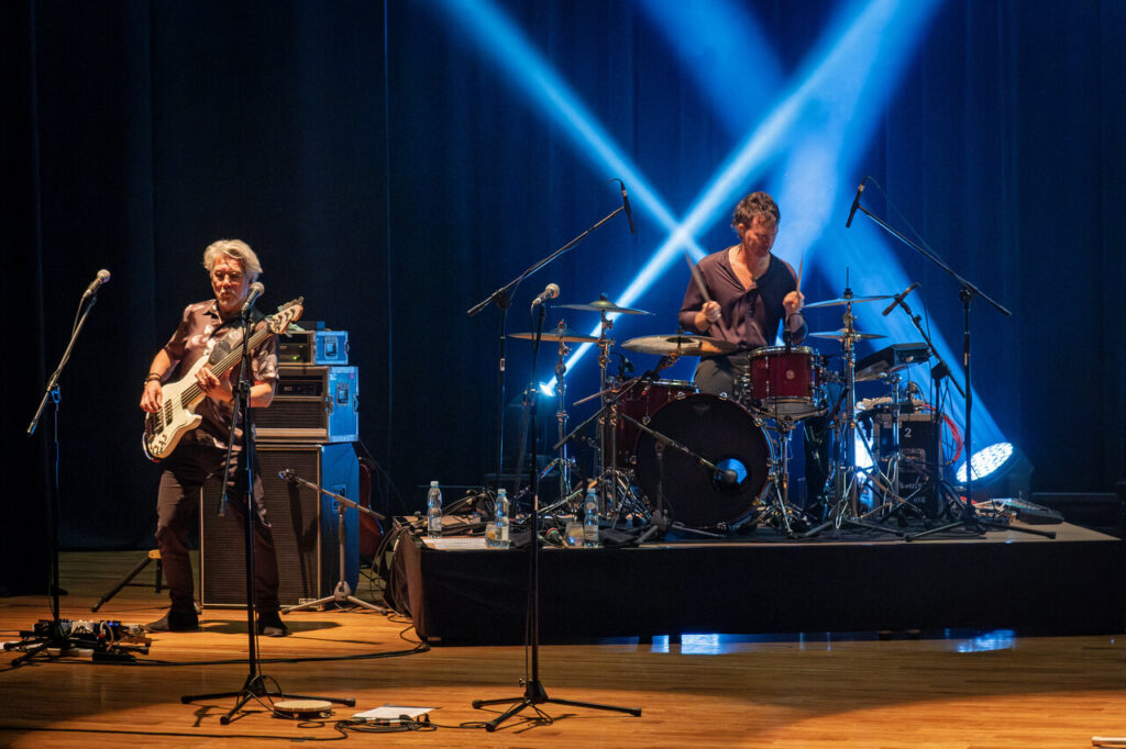 Paul Young z zespołem, w czasie koncertu w ramach 64. Muzycznego Festiwali w Łańcucie