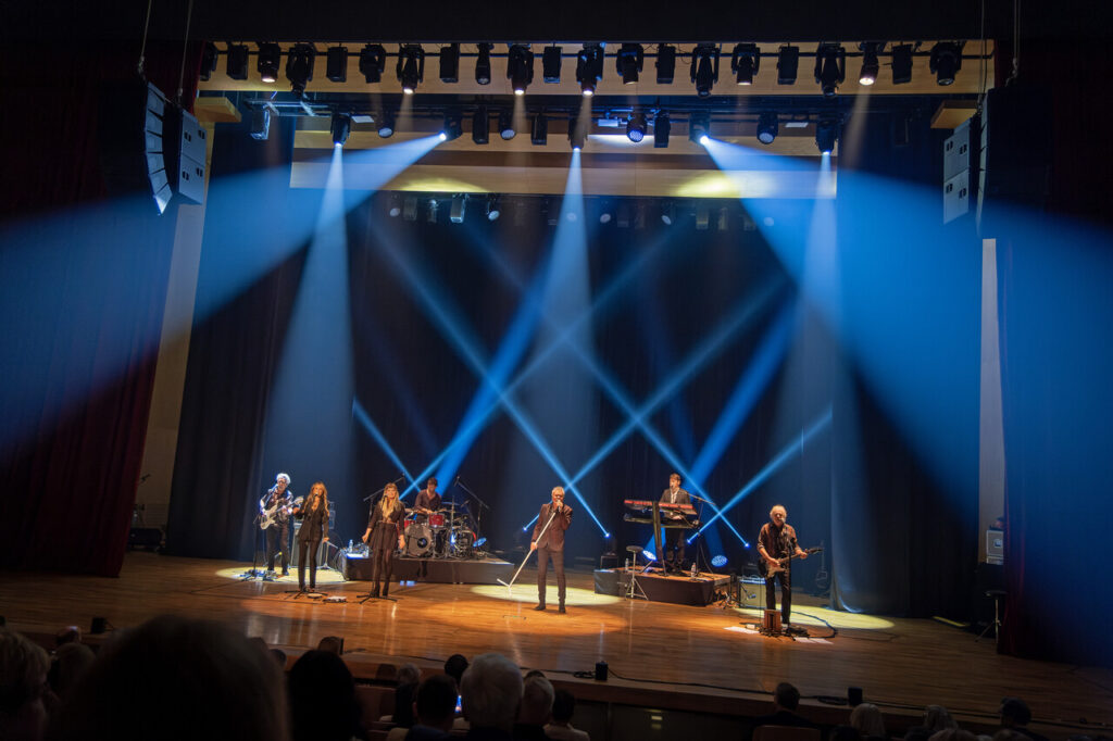 Paul Young z zespołem, w czasie koncertu w ramach 64. Muzycznego Festiwali w Łańcucie
