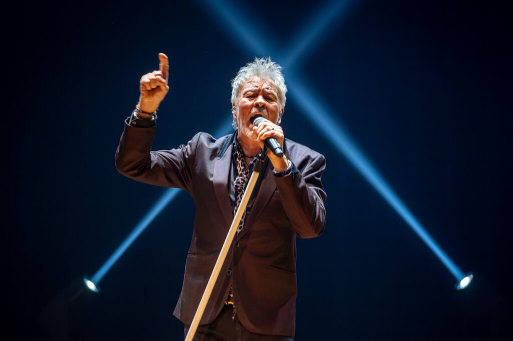 Paul Young z zespołem, w czasie koncertu w ramach 64. Muzycznego Festiwali w Łańcucie