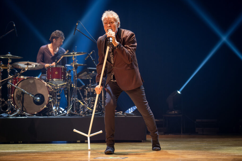 Paul Young z zespołem, w czasie koncertu w ramach 64. Muzycznego Festiwali w Łańcucie