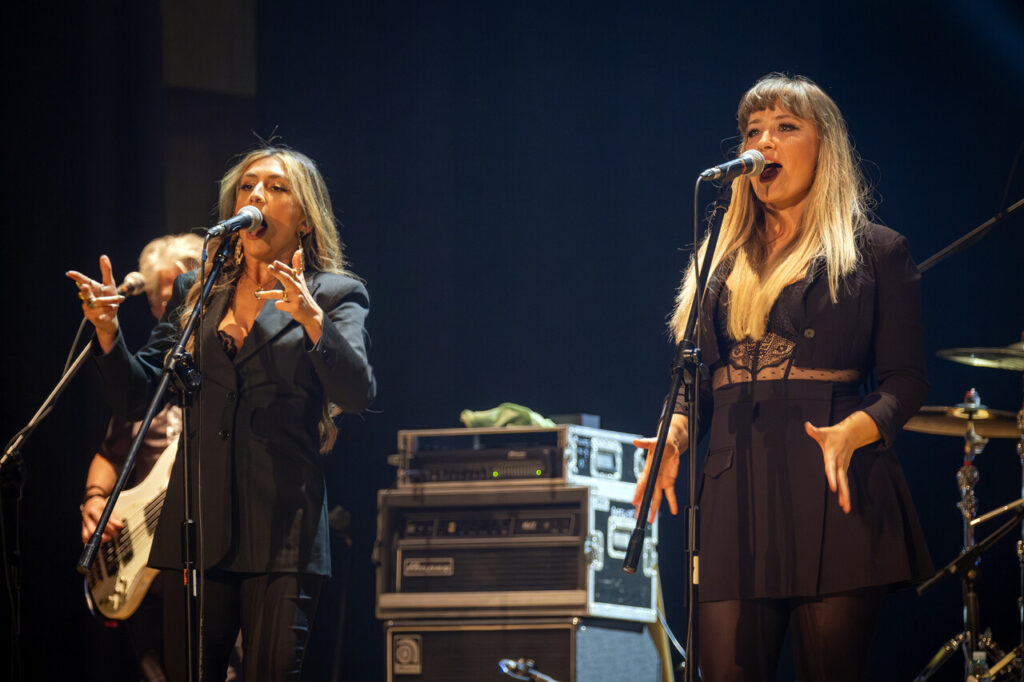 Paul Young z zespołem, w czasie koncertu w ramach 64. Muzycznego Festiwali w Łańcucie