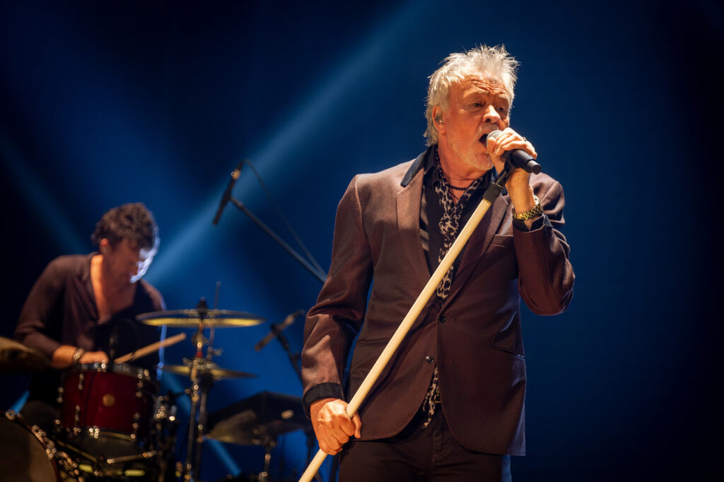 Paul Young z zespołem, w czasie koncertu w ramach 64. Muzycznego Festiwali w Łańcucie