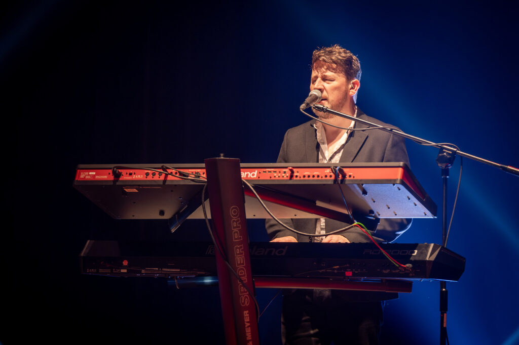 Paul Young z zespołem, w czasie koncertu w ramach 64. Muzycznego Festiwali w Łańcucie