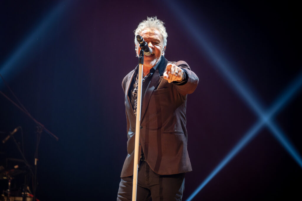 Paul Young z zespołem, w czasie koncertu w ramach 64. Muzycznego Festiwali w Łańcucie