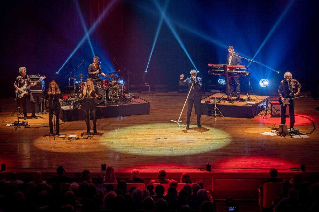 Paul Young z zespołem, w czasie koncertu w ramach 64. Muzycznego Festiwali w Łańcucie