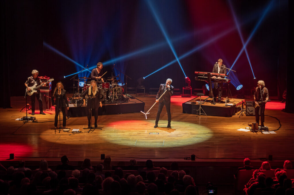 Paul Young z zespołem, w czasie koncertu w ramach 64. Muzycznego Festiwali w Łańcucie