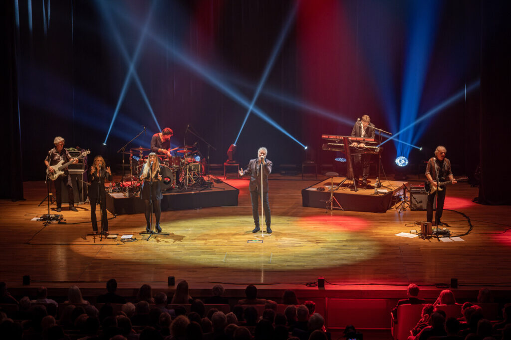 Paul Young z zespołem, w czasie koncertu w ramach 64. Muzycznego Festiwali w Łańcucie