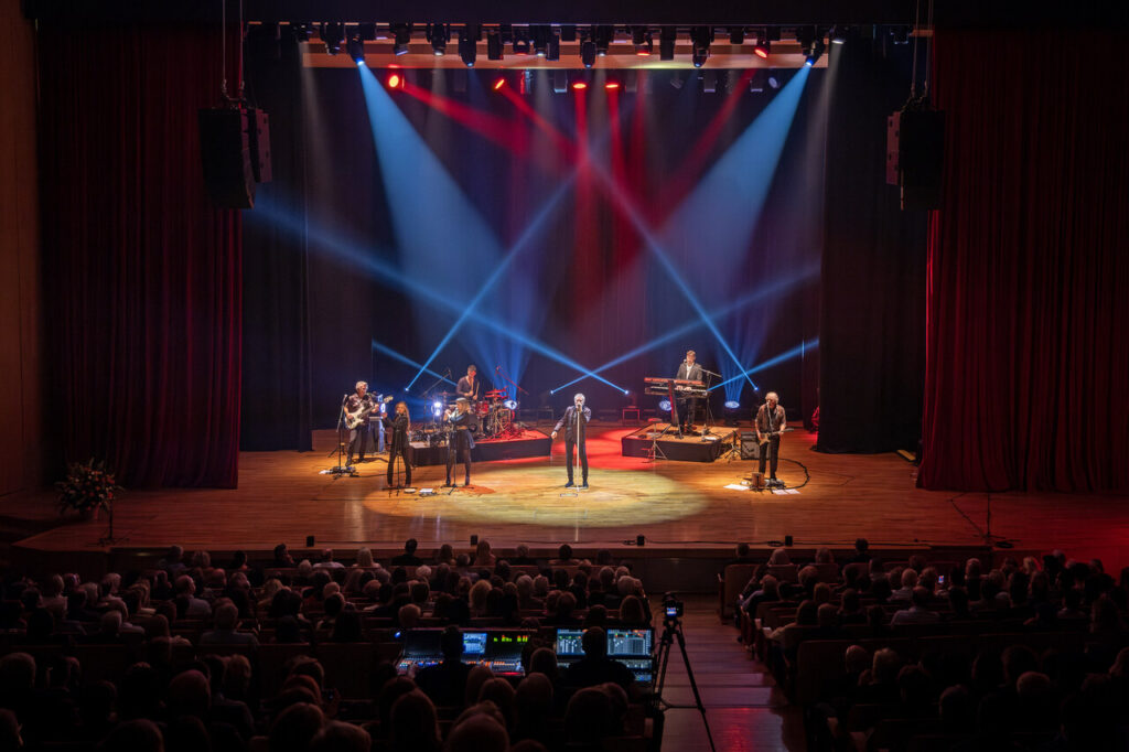 Paul Young z zespołem, w czasie koncertu w ramach 64. Muzycznego Festiwali w Łańcucie