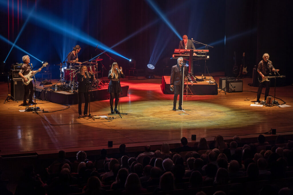 Paul Young z zespołem, w czasie koncertu w ramach 64. Muzycznego Festiwali w Łańcucie