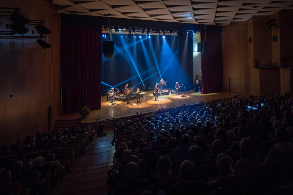 Paul Young z zespołem, w czasie koncertu w ramach 64. Muzycznego Festiwali w Łańcucie