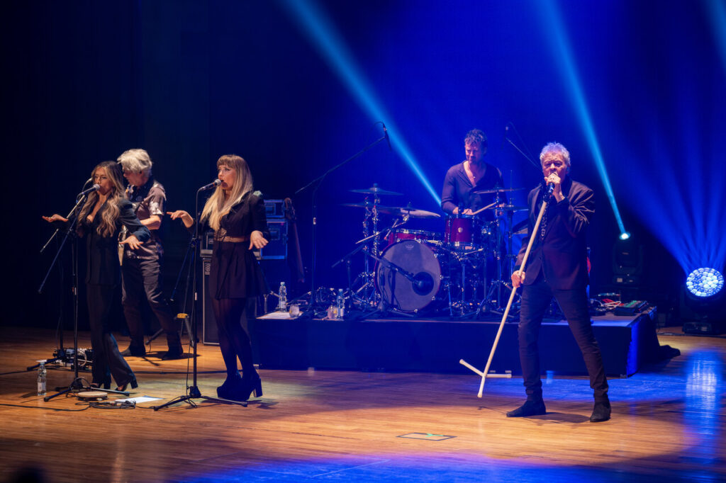 Paul Young z zespołem, w czasie koncertu w ramach 64. Muzycznego Festiwali w Łańcucie