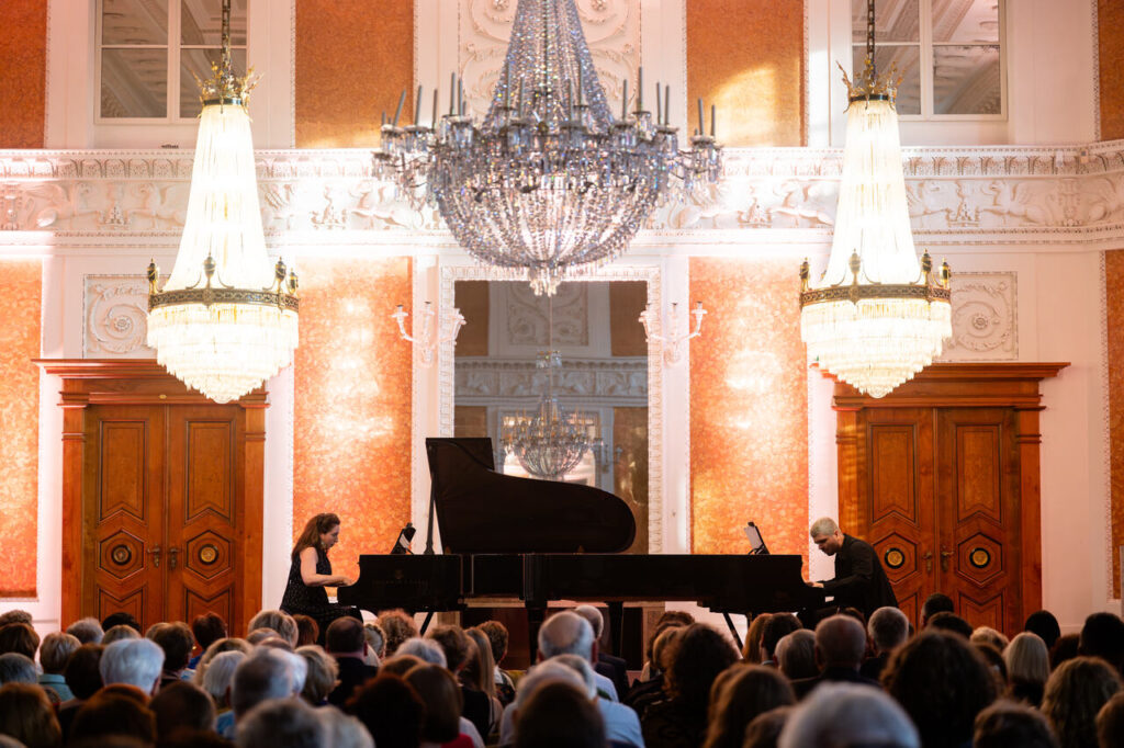 Duet fortepianowy - Vanessa Perez i Kristhyan Benitez w czasie koncertu w ramach 64. Muzycznego Festiwalu w Łańcucie