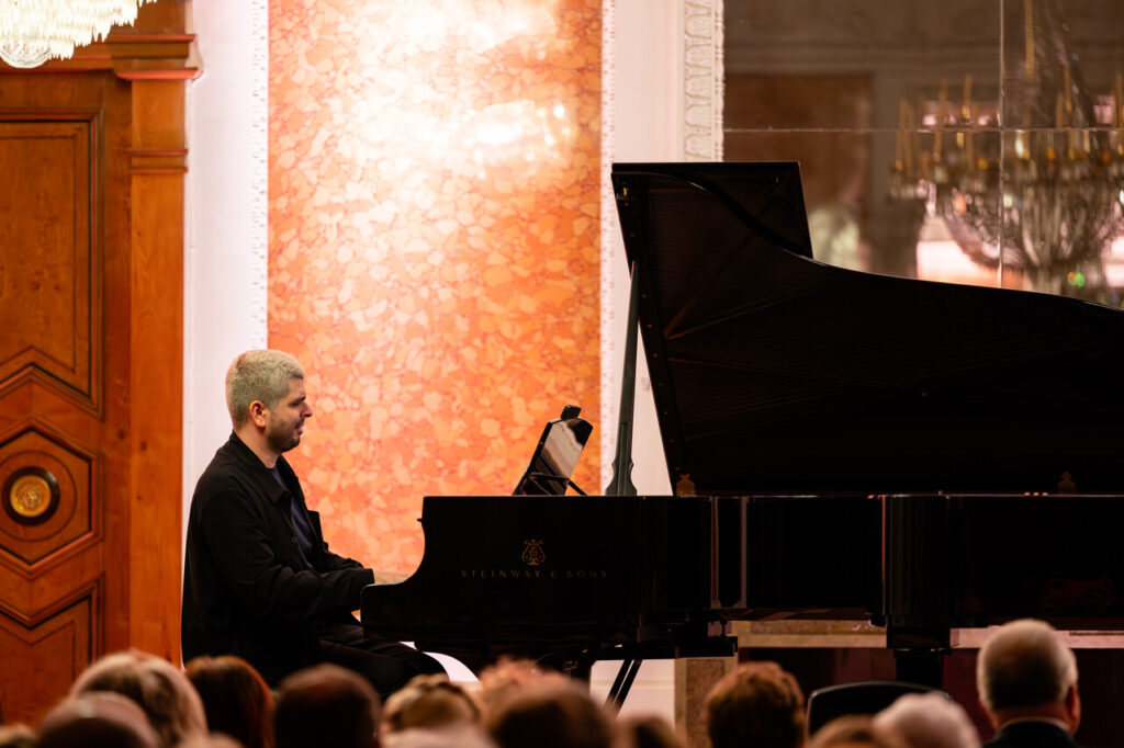 Kristhyan Benitez (fortepian) w czasie koncertu w ramach 64. Muzycznego Festiwalu w Łańcucie