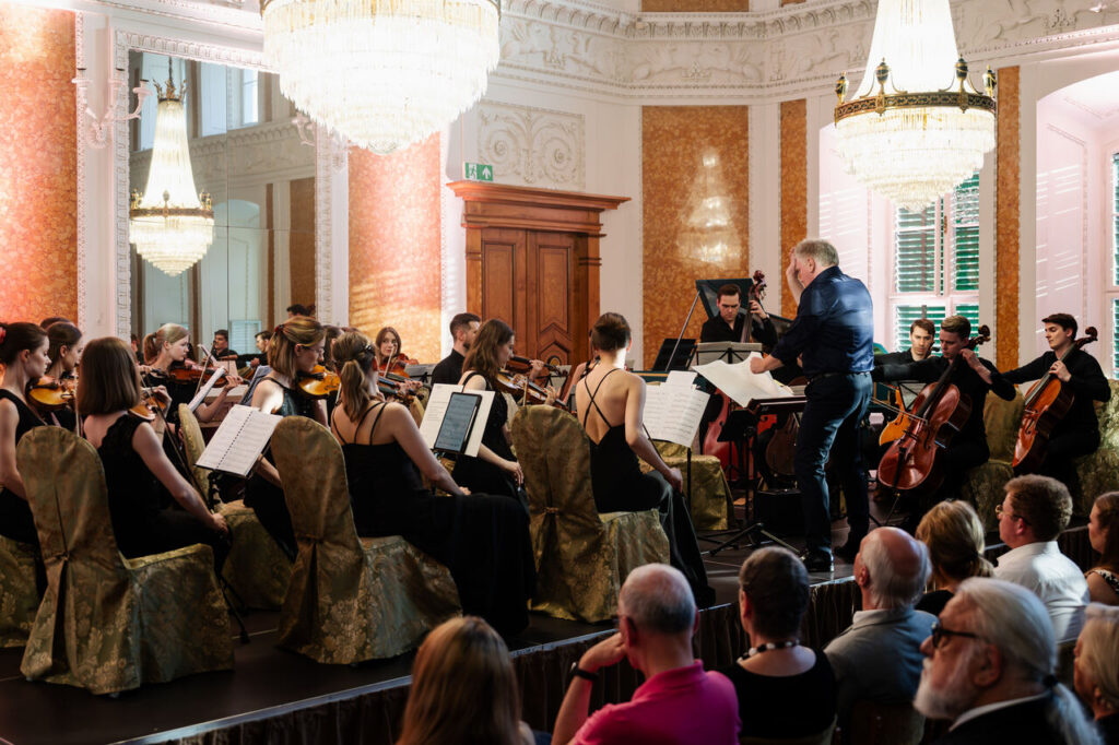 Primuz Chamber Orchestra pod batutą Łukasza Błaszczyka, w czasie 64. Muzycznego Festiwalu w Łańcucie