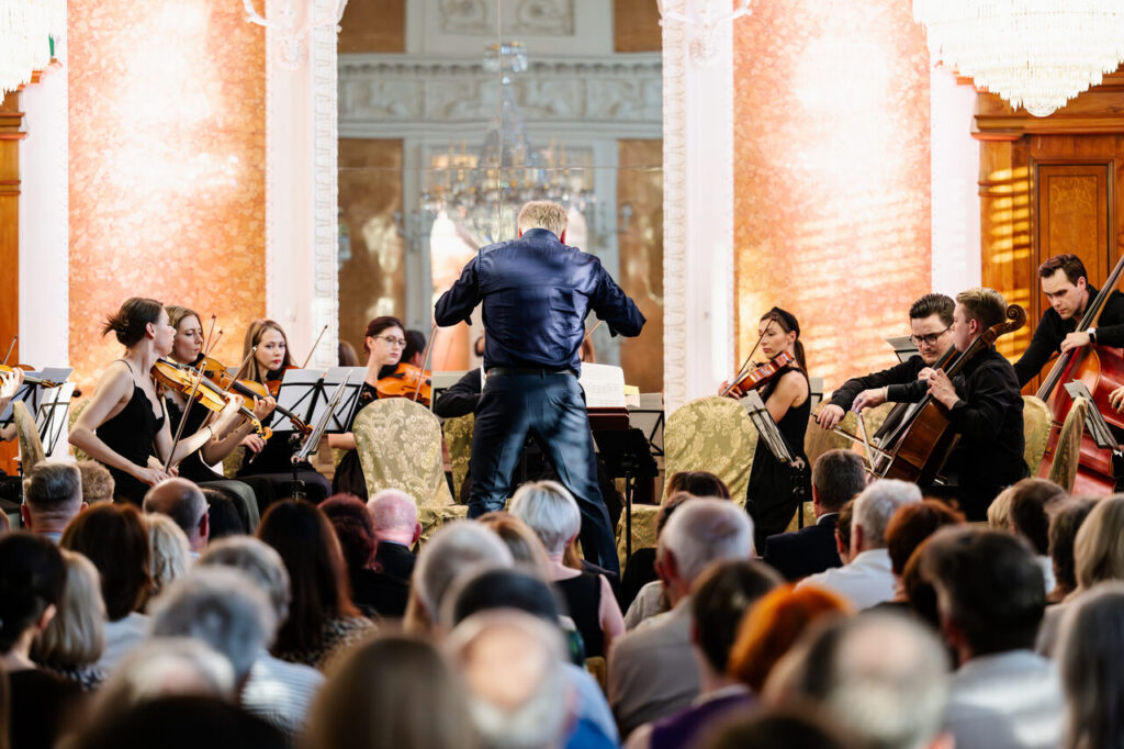 Primuz Chamber Orchestra pod batutą Łukasza Błaszczyka, w czasie 64. Muzycznego Festiwalu w Łańcucie