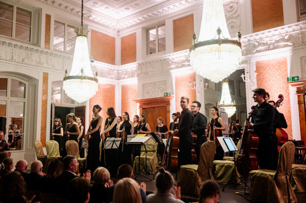 Primuz Chamber Orchestra pod batutą Łukasza Błaszczyka, w czasie 64. Muzycznego Festiwalu w Łańcucie