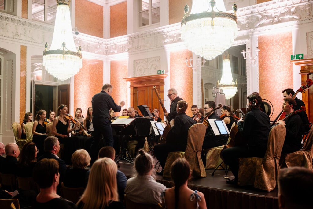 Primuz Chamber Orchestra pod batutą Łukasza Błaszczyka, w czasie 64. Muzycznego Festiwalu w Łańcucie