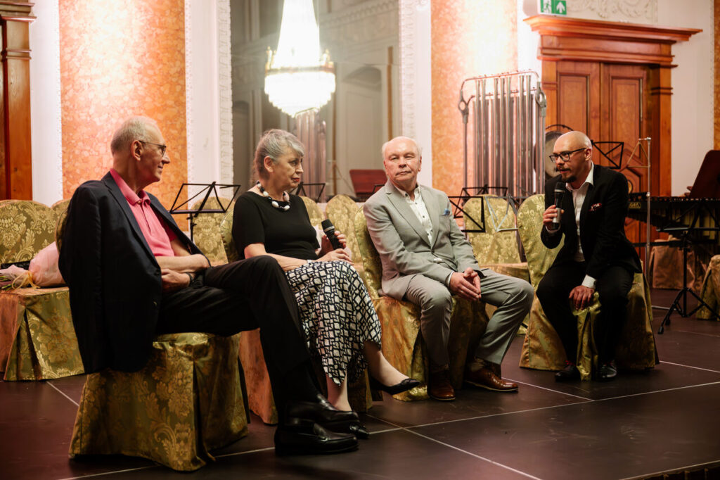 Kompozytorzy od lewej (kompozytor): Piotr Moss, Joanna Wnuk - Nazarowa, Sławomir Kaczorowski oraz konferansjer Karol Furtak