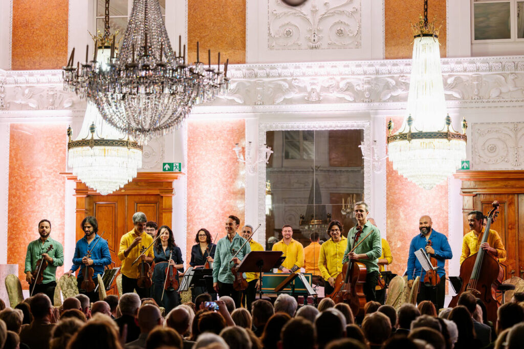 Linus Roth (skrzypce) i Orquestra Johann Sebastian Rio w czasie koncertu w ramach 64. Muzycznego Festiwalu w Łańcucie
