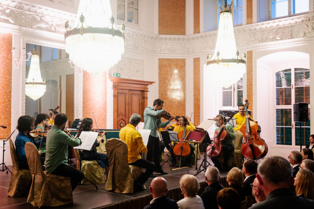 Linus Roth (skrzypce) i Orquestra Johann Sebastian Rio w czasie koncertu w ramach 64. Muzycznego Festiwalu w Łańcucie