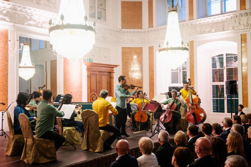 Linus Roth (skrzypce) i Orquestra Johann Sebastian Rio w czasie koncertu w ramach 64. Muzycznego Festiwalu w Łańcucie