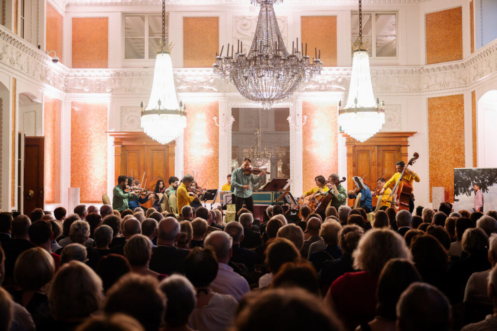 Linus Roth (skrzypce) i Orquestra Johann Sebastian Rio w czasie koncertu w ramach 64. Muzycznego Festiwalu w Łańcucie