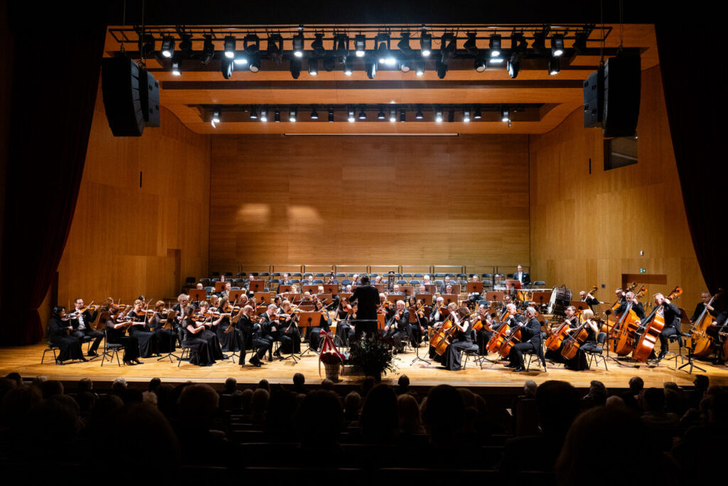 Orkiestra Symfoniczna Filharmonii Podkarpackiej pod batutą Davida Gimeneza, w czasie koncertu inaugurującego 64 Muzyczny Festiwal w Łańcucie