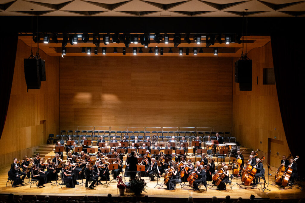 Orkiestra Symfoniczna Filharmonii Podkarpackiej pod batutą Davida Gimeneza, w czasie koncertu inaugurującego 64 Muzyczny Festiwal w Łańcucie