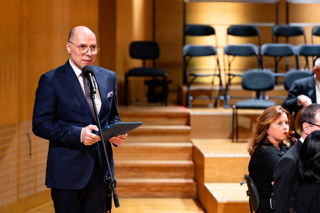 Andrzej Sułek - prowadzący koncert inaugurujący 64. Muzyczny Festiwal w Łańcucie