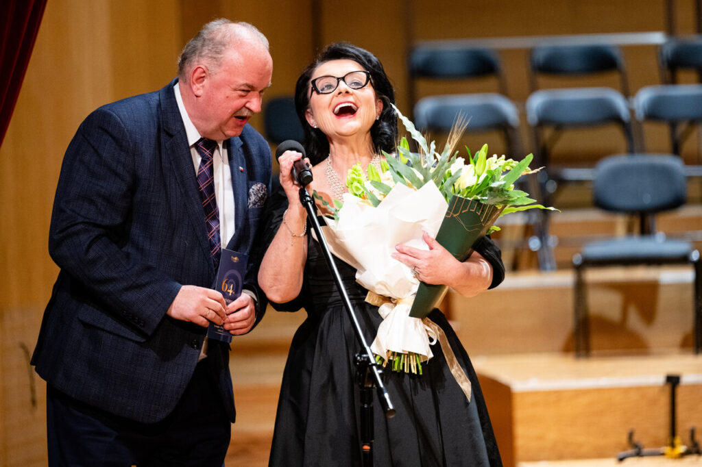 Piotr Pilch - marszałek województwa podkarpackiego i Marta Wierzbieniec - dyrektor Muzycznego Festiwalu w Łańcucie oraz Filharmonii Podkarpackiej