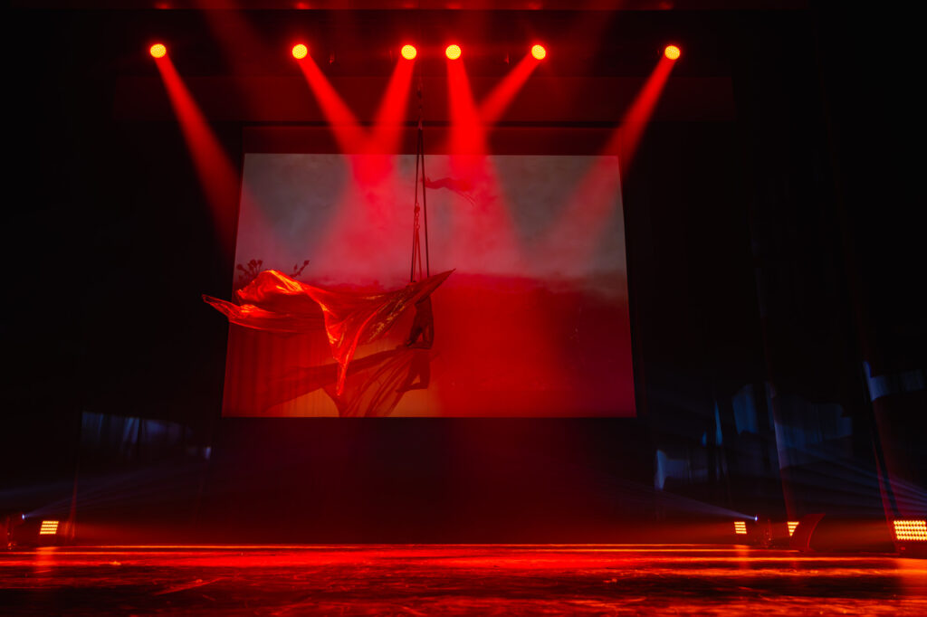 Soliści Akrobatycznego Teatru Tańca Mira - Art w czasie widowiska "Chełmoński. Dźwiękiem malowane"