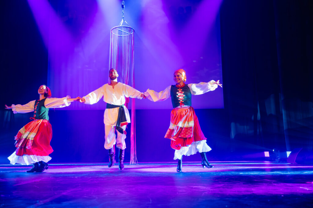 Soliści Akrobatycznego Teatru Tańca Mira - Art w czasie widowiska "Chełmoński. Dźwiękiem malowane"