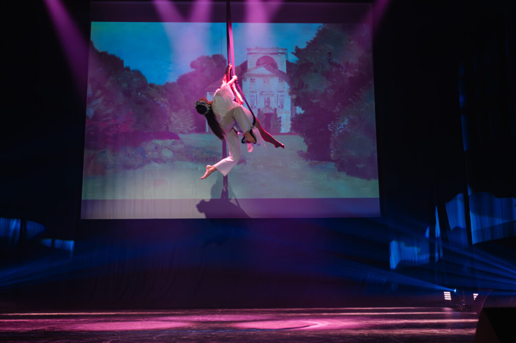 Soliści Akrobatycznego Teatru Tańca Mira - Art w czasie widowiska "Chełmoński. Dźwiękiem malowane"