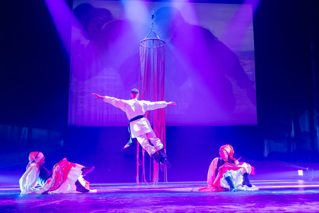 Soliści Akrobatycznego Teatru Tańca Mira - Art w czasie widowiska "Chełmoński. Dźwiękiem malowane"