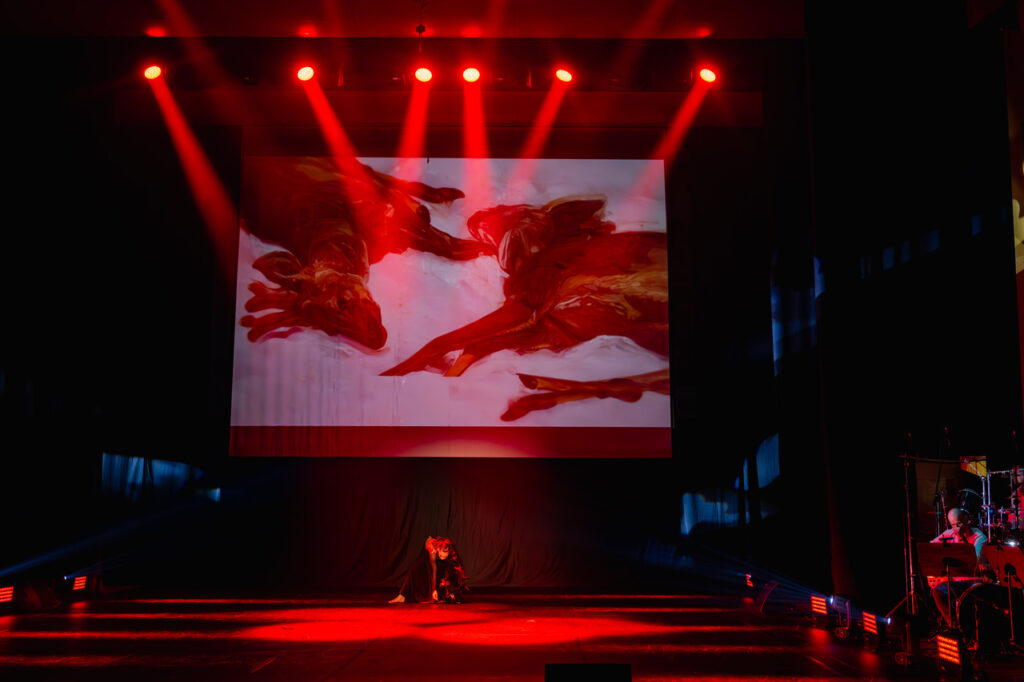 Soliści Akrobatycznego Teatru Tańca Mira - Art w czasie widowiska "Chełmoński. Dźwiękiem malowane"