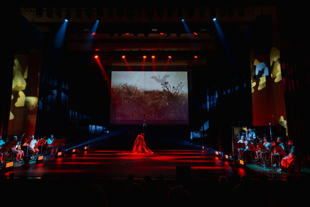 Soliści Akrobatycznego Teatru Tańca Mira - Art oraz The Synthesia Orchestra w czasie widowiska "Chełmoński. Dźwiękiem malowane"