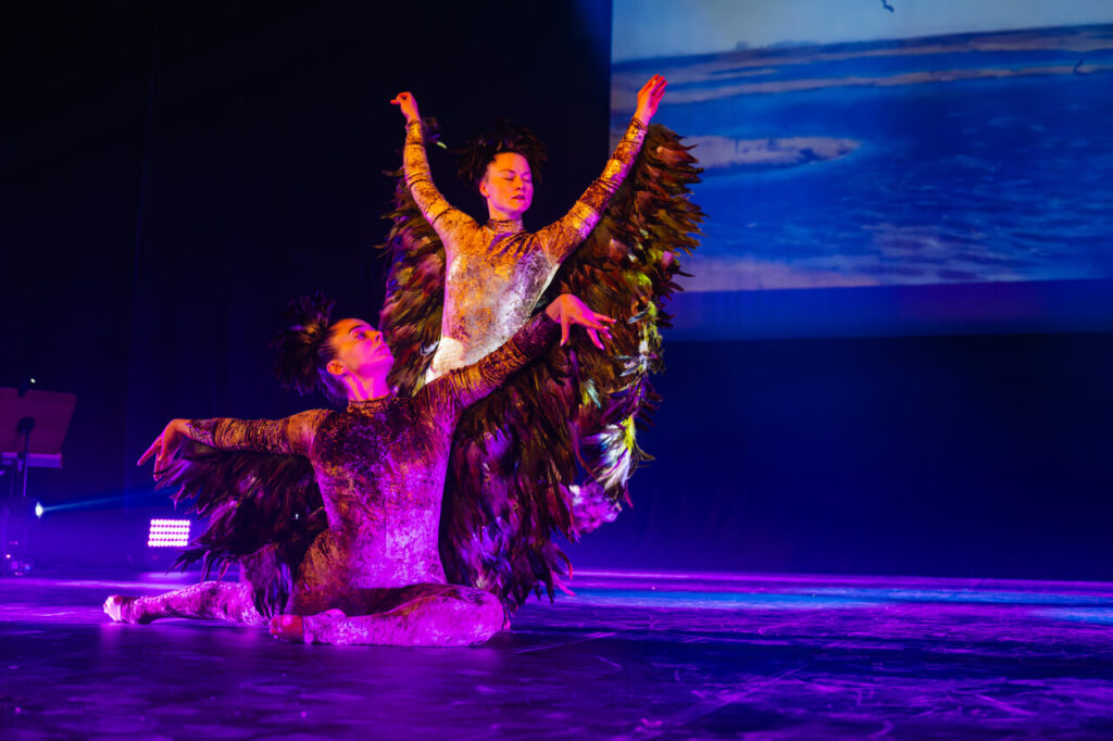 Soliści Akrobatycznego Teatru Tańca Mira - Art w czasie widowiska "Chełmoński. Dźwiękiem malowane"