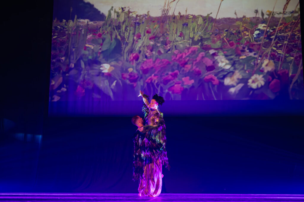 Soliści Akrobatycznego Teatru Tańca Mira - Art w czasie widowiska "Chełmoński. Dźwiękiem malowane"