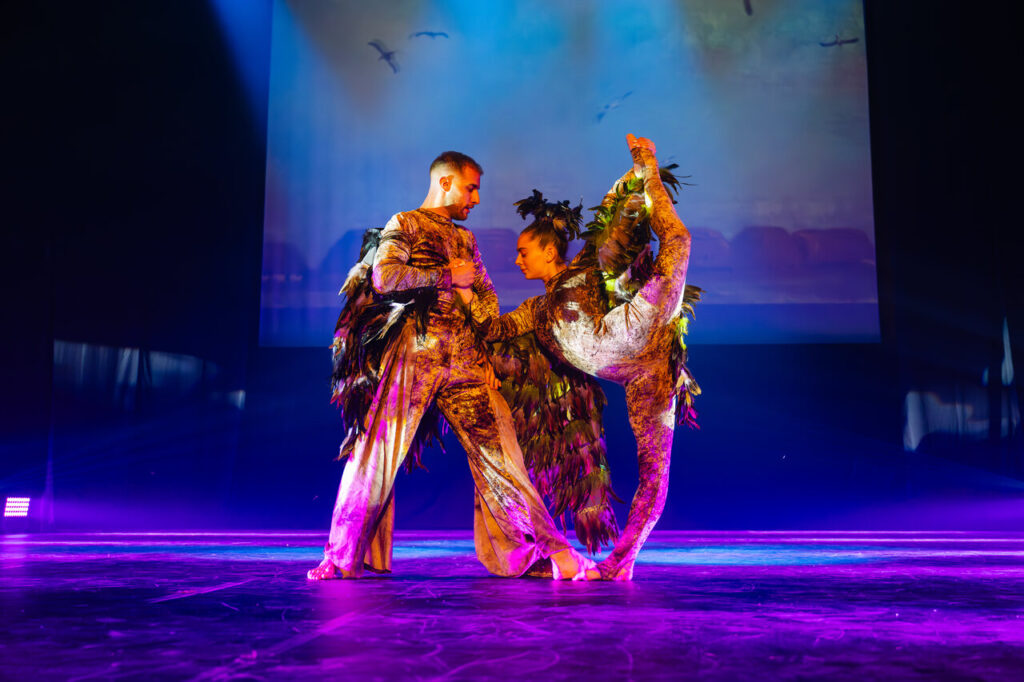 Soliści Akrobatycznego Teatru Tańca Mira - Art w czasie widowiska "Chełmoński. Dźwiękiem malowane"