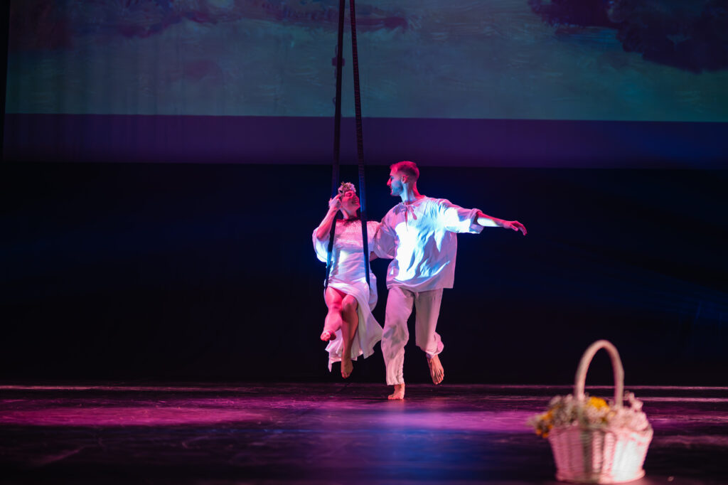 Soliści Akrobatycznego Teatru Tańca Mira - Art w czasie widowiska "Chełmoński. Dźwiękiem malowane"