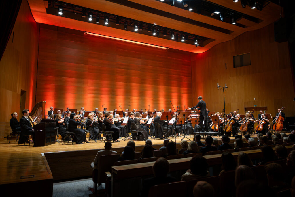 Orkiestra Symfoniczna Filharmonii Podkarpackiej pod batutą Geatano Lo Coco