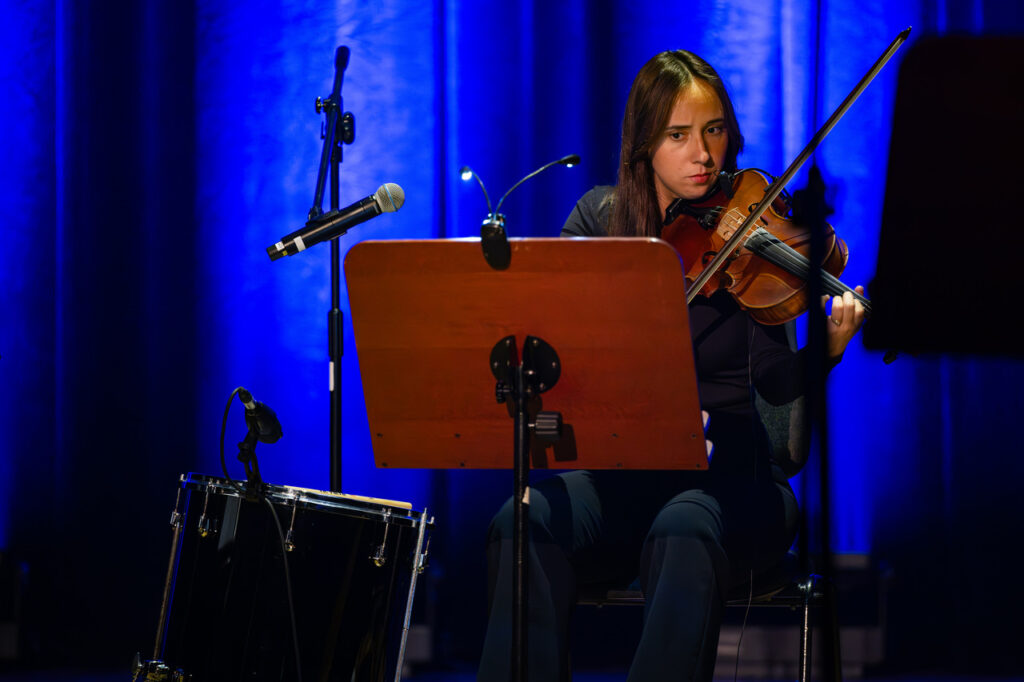 Rodrigo Leao z zespołem w czasie koncertu w ramach 64. Muzycznego Festiwalu w Łańcucie