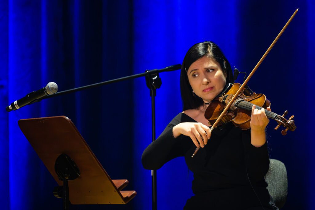 Rodrigo Leao z zespołem w czasie koncertu w ramach 64. Muzycznego Festiwalu w Łańcucie