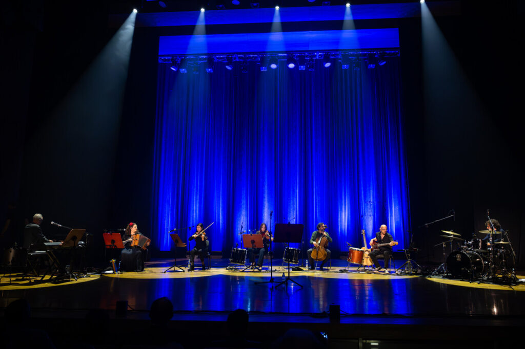 Rodrigo Leao z zespołem w czasie koncertu w ramach 64. Muzycznego Festiwalu w Łańcucie