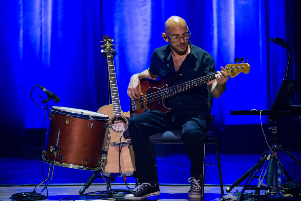 Rodrigo Leao z zespołem w czasie koncertu w ramach 64. Muzycznego Festiwalu w Łańcucie