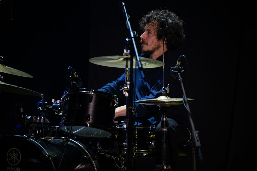 Rodrigo Leao z zespołem w czasie koncertu w ramach 64. Muzycznego Festiwalu w Łańcucie